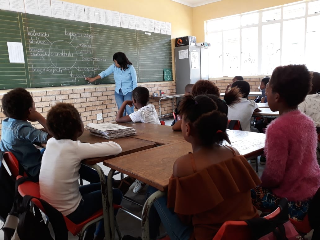 Biblionef’s facilitator carrying out a shared reading and writing exercise with the learners.