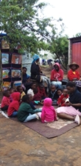 As mentioned in the article, the hanging library can be used anywhere. Above is an example of practitioners hanging it outdoors on a tree during storytime